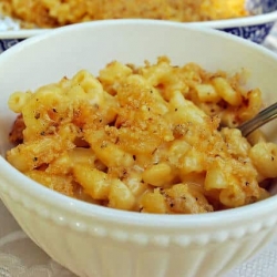 A bowl of macaroni and cheese.
