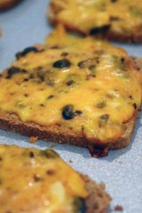 A close up of a cheesy bread appetizer.