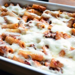 A close up of baked rigatoni with meat sauce.