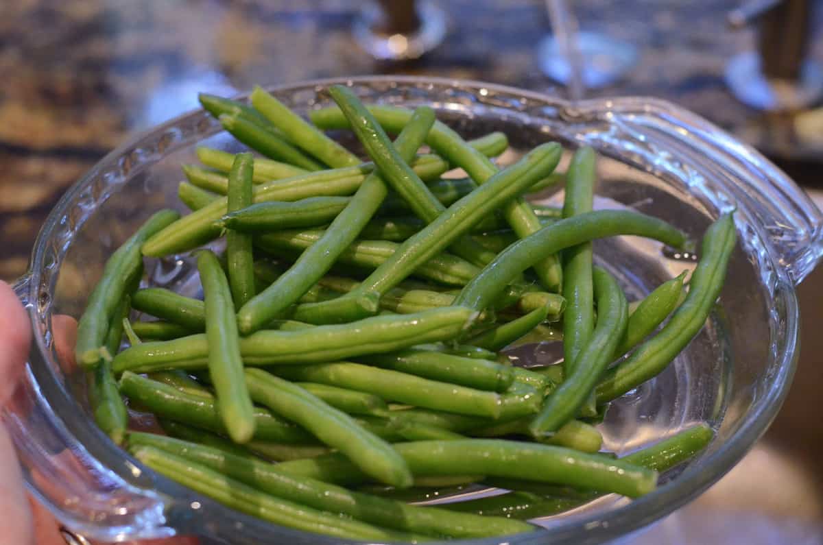 Green beans in a glass pie dish.