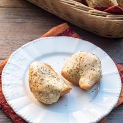 Easy Garlic Herb Parmesan Pull-Apart Biscuits
