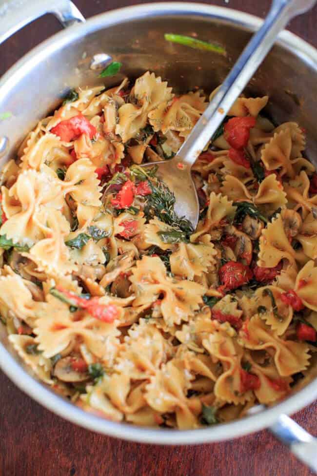 One Pot Spinach and Mushroom Bowtie Pasta | 30 Easy One Pot Recipes for Busy Days