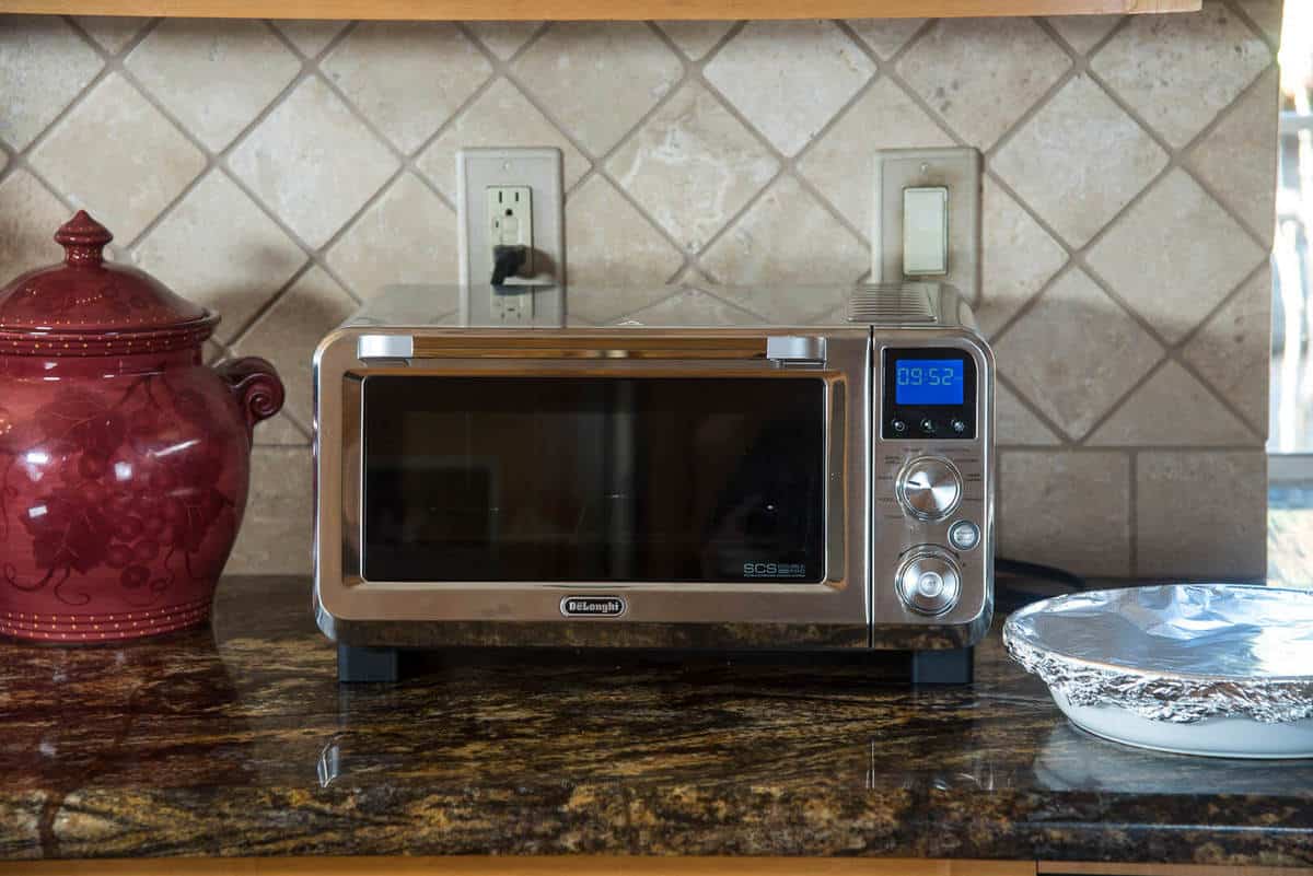  DeLonghi Convection Oven on kitchen counter.