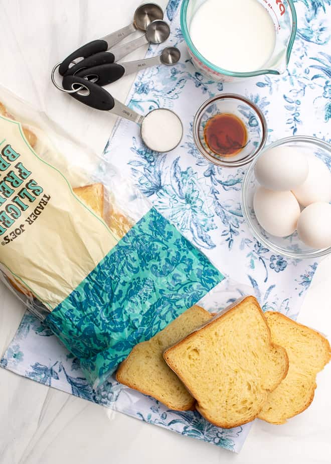 Los ingredientes para las tostadas francesas de brioche - Trader Joe's Sliced French Brioche, leche entera, huevos, extracto de vainilla y azúcar.'s Sliced French Brioche, whole milk, eggs, vanilla extract, and sugar.