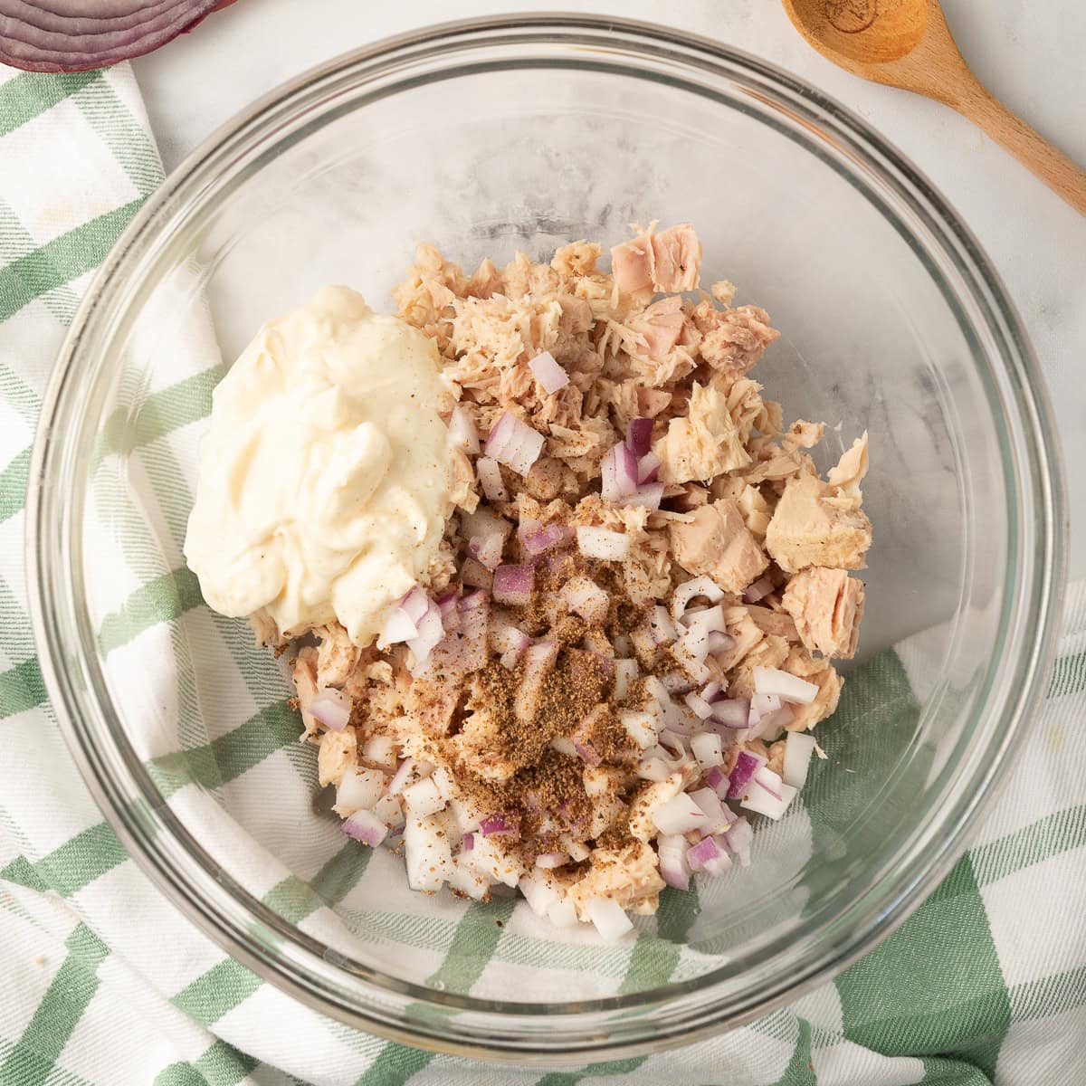The ingredients for lemon pepper tuna in a glass bowl.