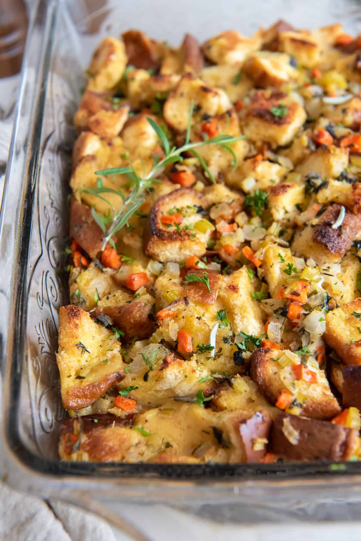 A close up of brioche stuffing in a glass baking dish.
