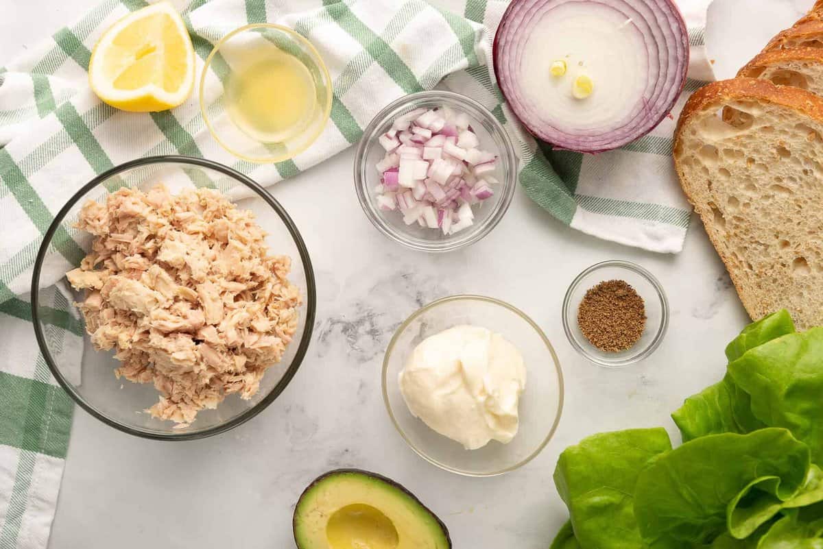 All the required ingredients to make Lemon Pepper Tuna